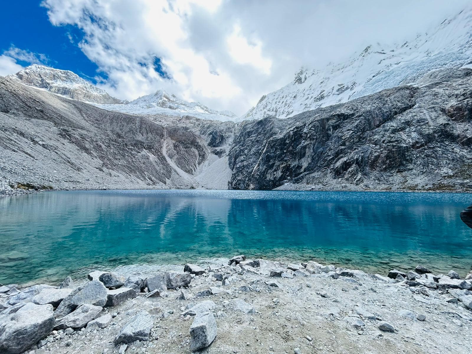 Paisaje andino de Huaraz entre montañas, laguna y cielo abierto.