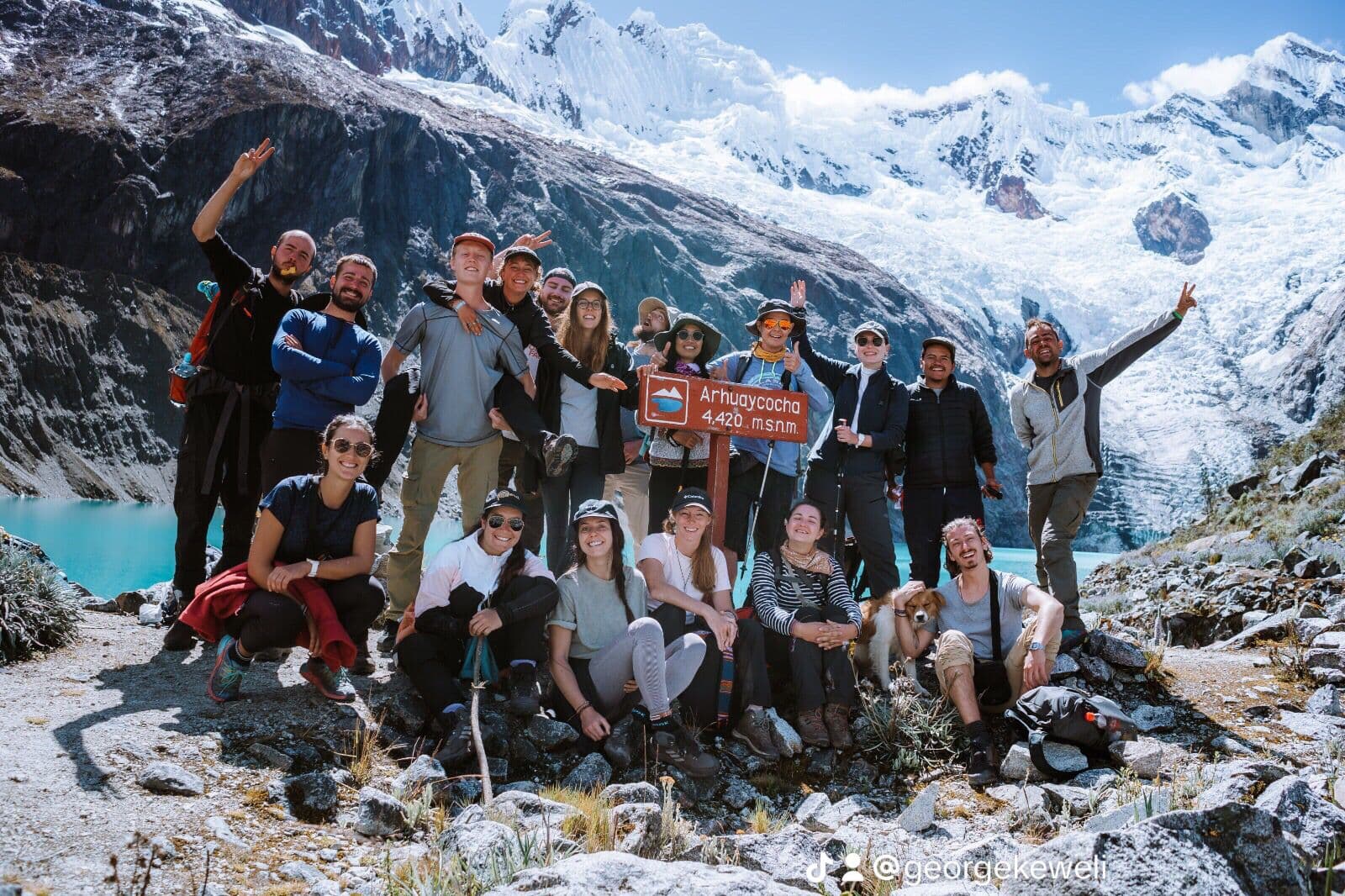 Viajera planificando una ruta en la Cordillera Blanca.